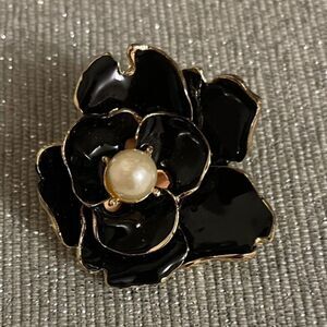 Flower cache Brooche with pearls